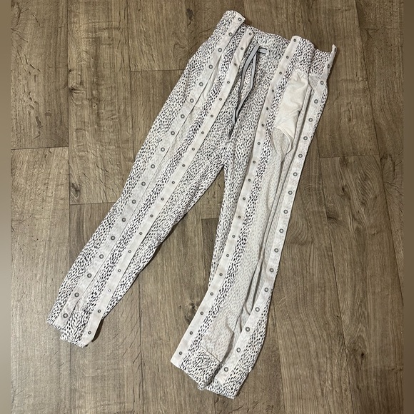 Lululemon Tearaway Pant in Dottie Dash Black/White Size 4 VGUC - Picture 5 of 16